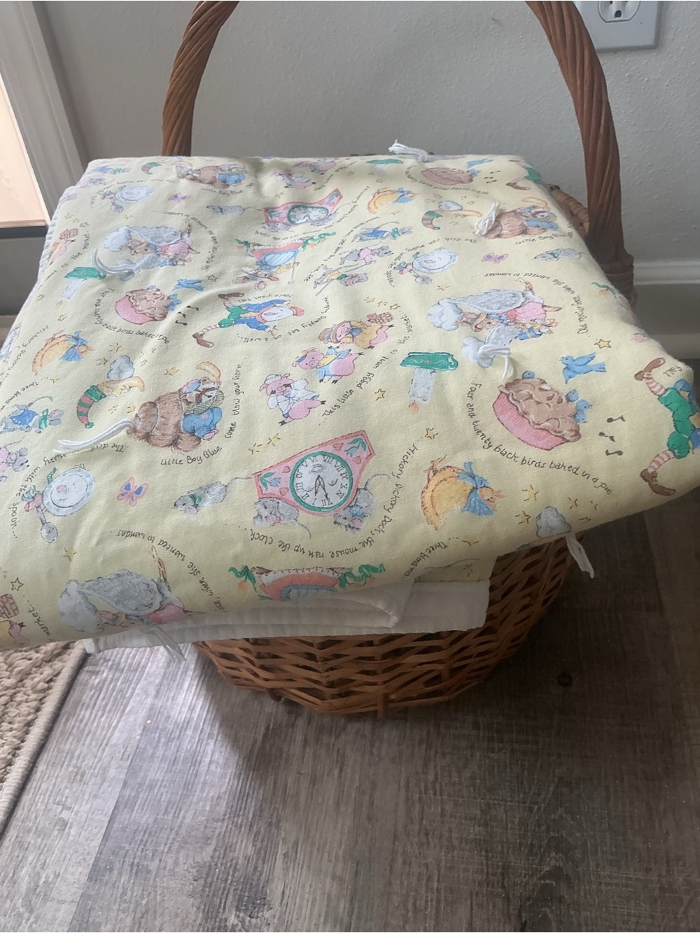 Vtg Mother Goose Nursery Rhyme Baby Quilt Yellow Panel Blanket 43x51.5 1990s - Picture 5 of 10